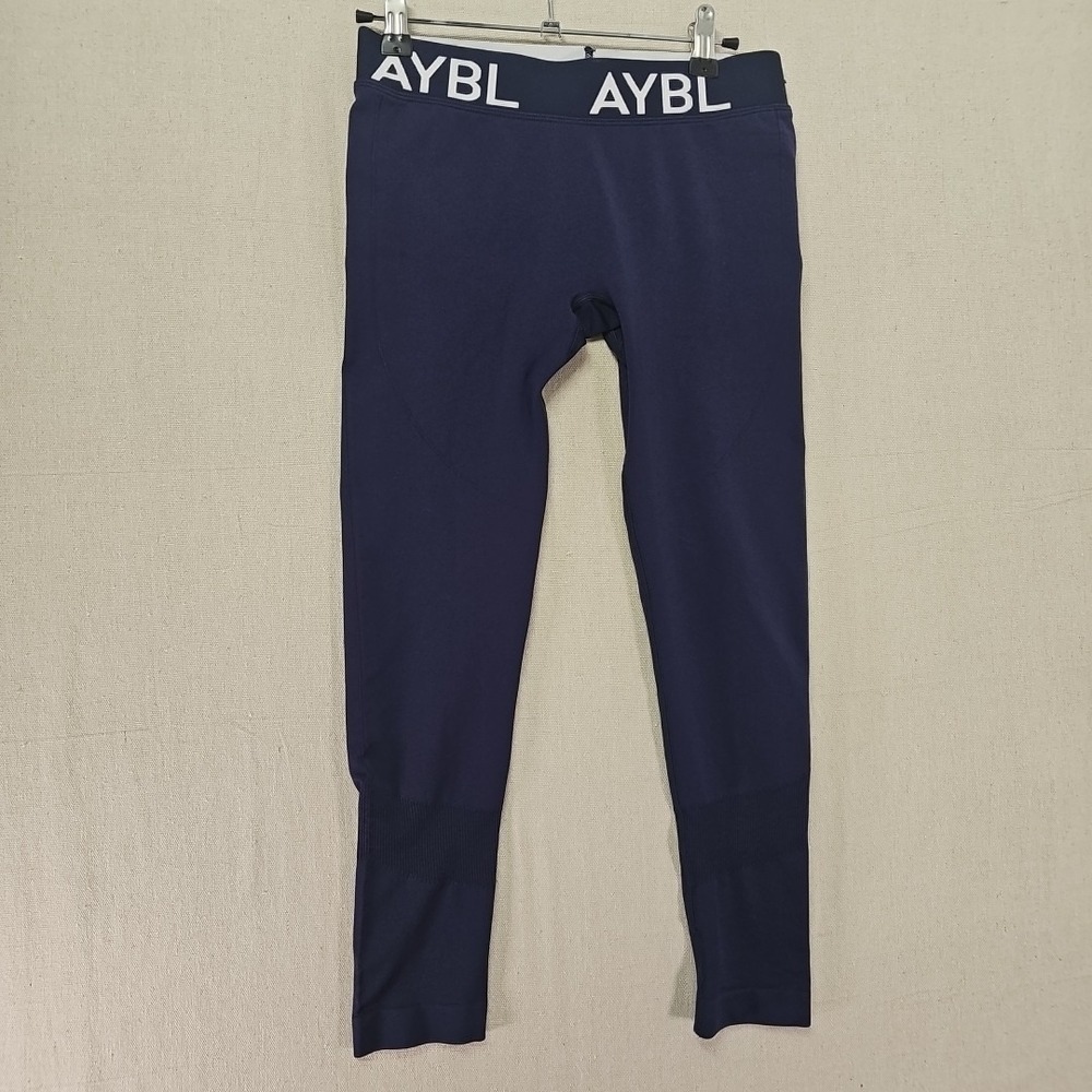 AYBL Womens Leggings Medium Scrunch Bottom Seamless Low Rise Gym Spellout Capris